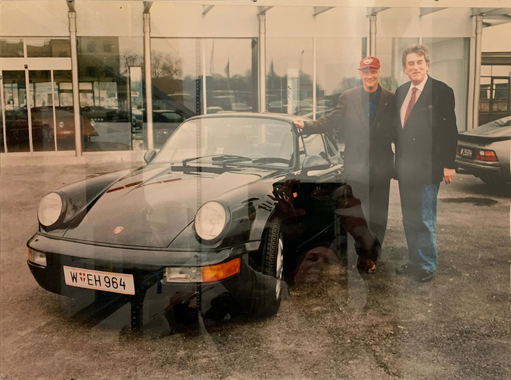 45 Jahre Expertise als KFZ-Sachverständiger, mit Niki Lauda bei einer Begutachtung eines Porsches 964